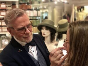 rene koch aan het werk in zijn lippenstift museum in berlijn