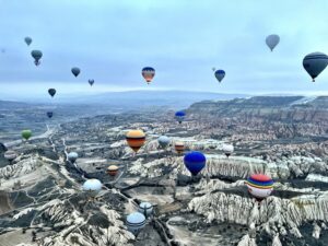luchtballonnen boven Cappadocië in Turkije