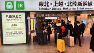 op weg naar het perron van de shinkansen 