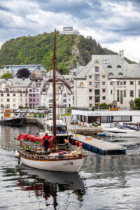 Langs de haven van Ålesund staan tal van panden in de stijl van art nouveau.