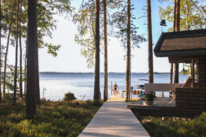 Vanuit de sauna loop je zo naar het meer om af te koelen.
