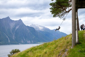 Schommelen boven het Hjørundfjord in Trandal.