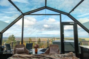 Uitzicht vanuit de iglo met glazen dak op het landschap rondom Levi in Fins Lapland.