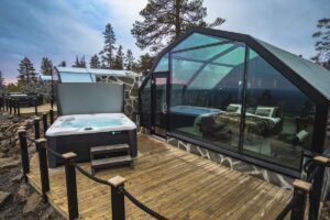 Iglo met jacuzzi van Levin Iglut in Levi, Fins Lapland.