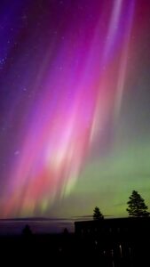 Aurora Borealis in de herfst (ruska) in Fins Lapland.