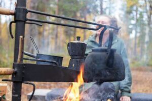 Koffie brouwen op open vuur.
